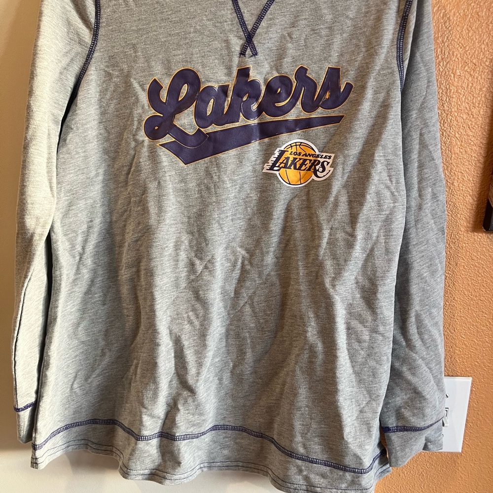 NBA Lakers Gray Shirt with Logo. Size M  Unisex